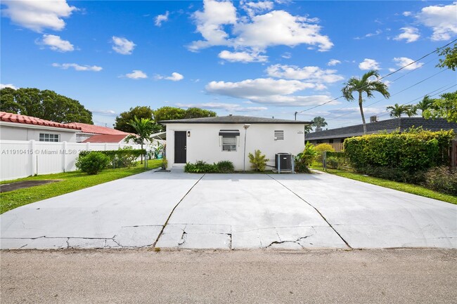 Building Photo - 1711 Funston St