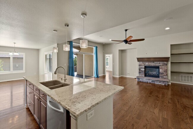 Building Photo - Immaculate & Stunning 4BD Ranch Style in C...