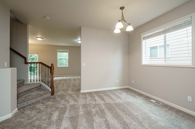 Building Photo - $500 Move In Special NO APPLICATION FEE 4 ...