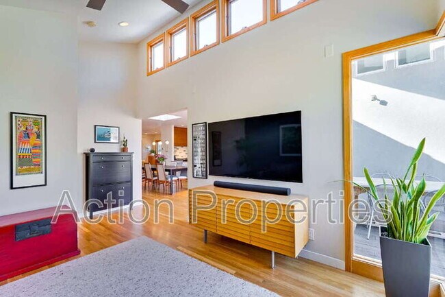 Building Photo - 360 Velarde St