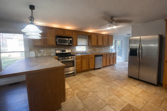 Building Photo - 832 S Bois D Arc Ave