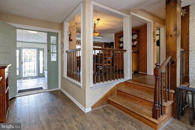 Building Photo - 46 Roosevelt Ave