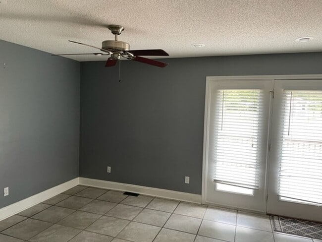 Building Photo - Quiet living on the outskirts of the City!