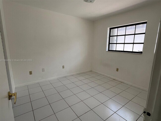 Building Photo - 2749 W 72nd St
