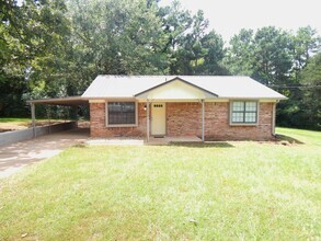 Building Photo - Country Living-City Close! Updated 2 Bedro...