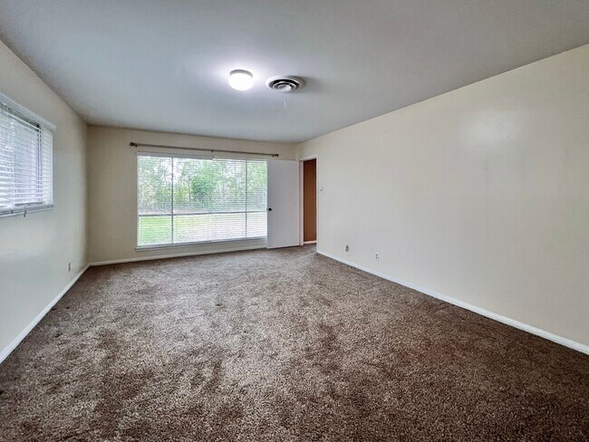 Building Photo - 401 Rolling Hills Dr W