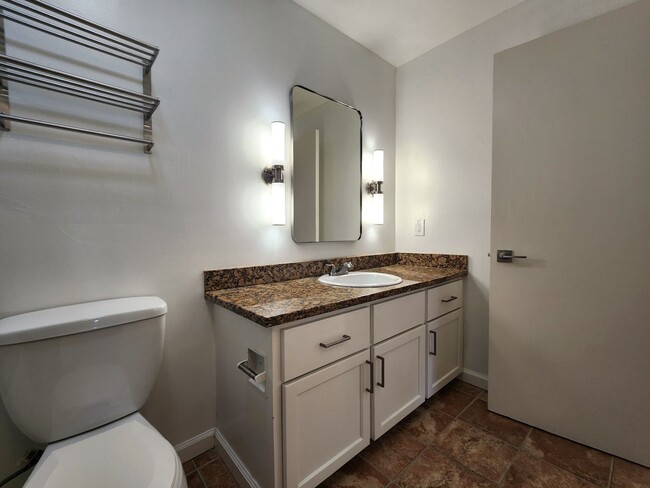 Building Photo - 1 Bedroom 1 Bath Remodeled Condo Available...
