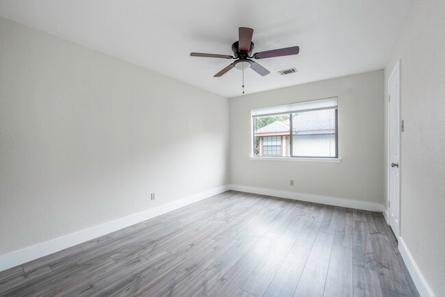 Building Photo - 903 Oaklands Dr