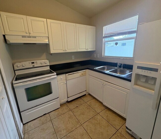 Building Photo - Charming 3-Bedroom, 2-Bath Single-Family Home Available Now!