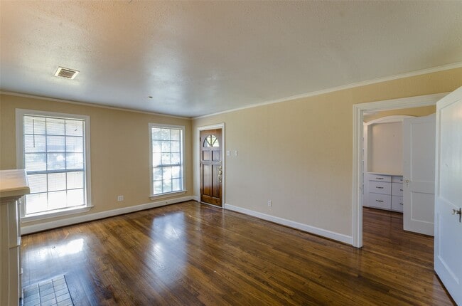 Building Photo - 236 W 31st St