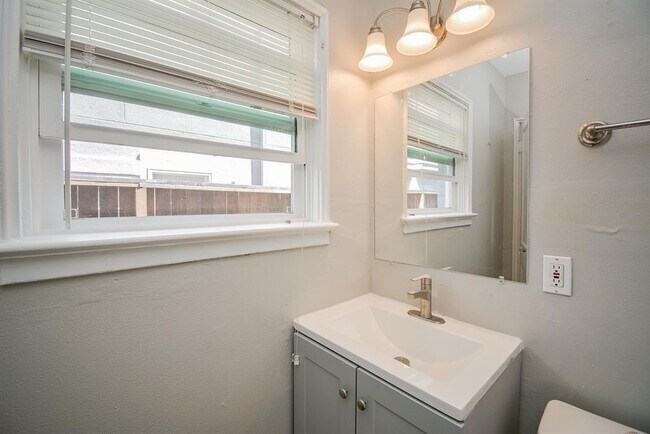 Building Photo - 2718 Wroxton Rd