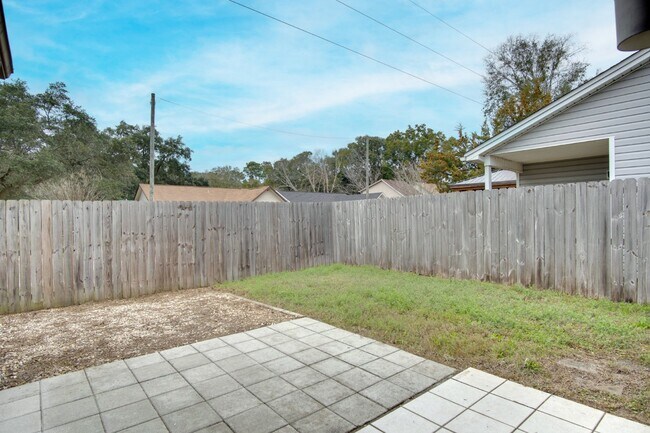 Building Photo - Beautiful 2-Bedroom, 2-Bath Duplex Near Ho...