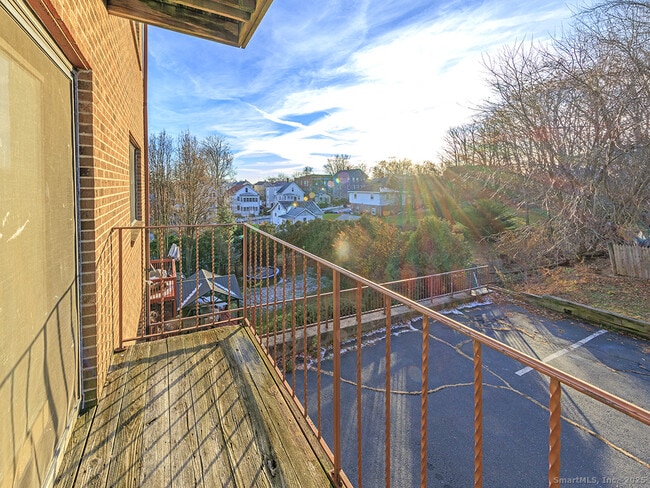 Building Photo - 50 Long St