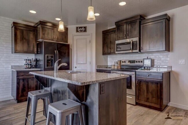Building Photo - Pet Friendly: 3 Bedroom Fossil Hills Townhome With 2 Car Garage