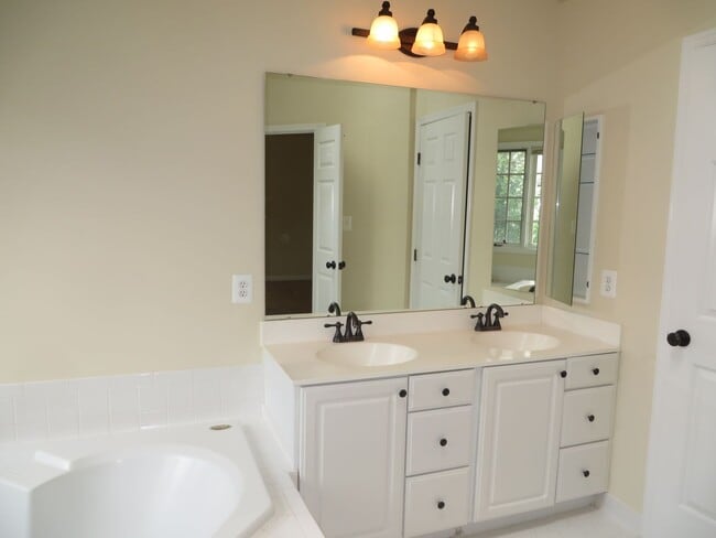 Building Photo - Beautiful 3-level colonial-style town home...