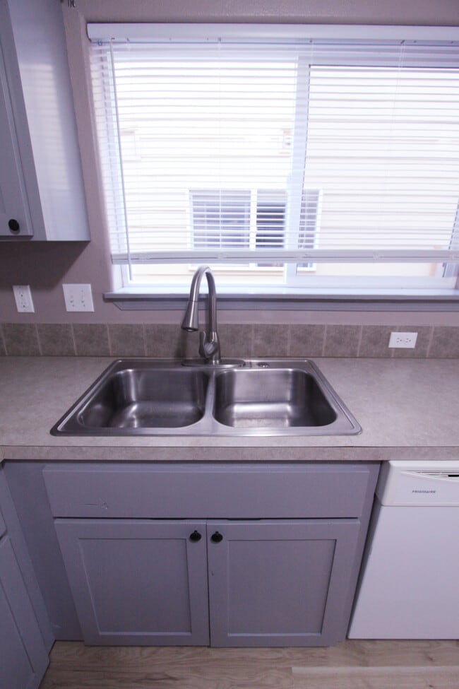 Building Photo - 455 Donna Dr