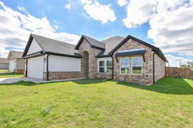 Building Photo - Tour Today! Stunning 4 Bedroom 2 Bath in W...