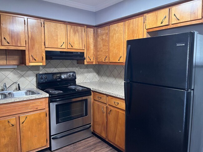 Interior Photo - 915 Moreland Dr