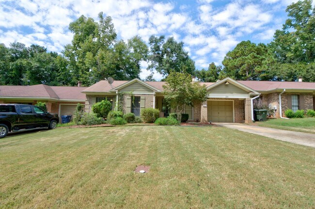 Building Photo - 251 Ivy Ln