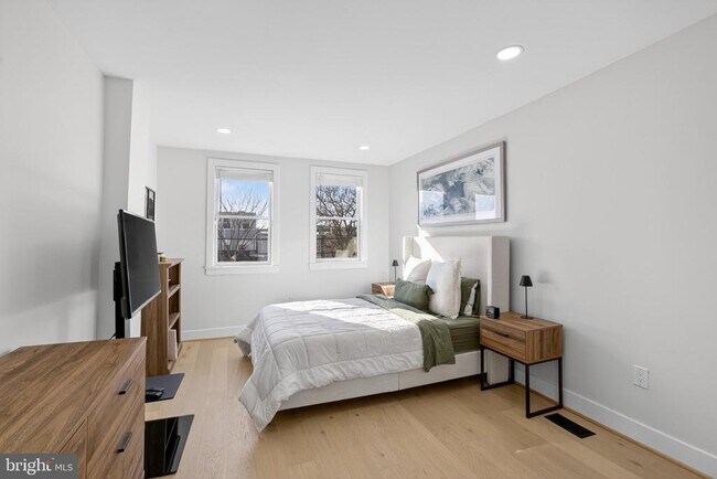 Building Photo - 2015 Gales St NE