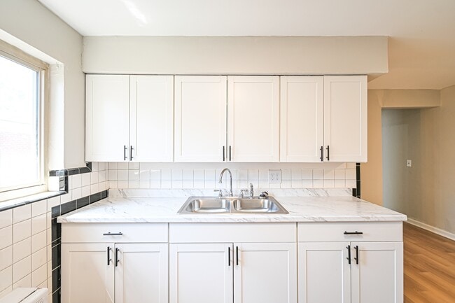 Building Photo - 7139 Eastlawn Dr