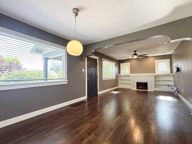 Building Photo - Stunning Remodel Near 9th & 9th!