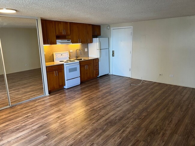 Building Photo - Studio with 1 covered parking (Honolulu)