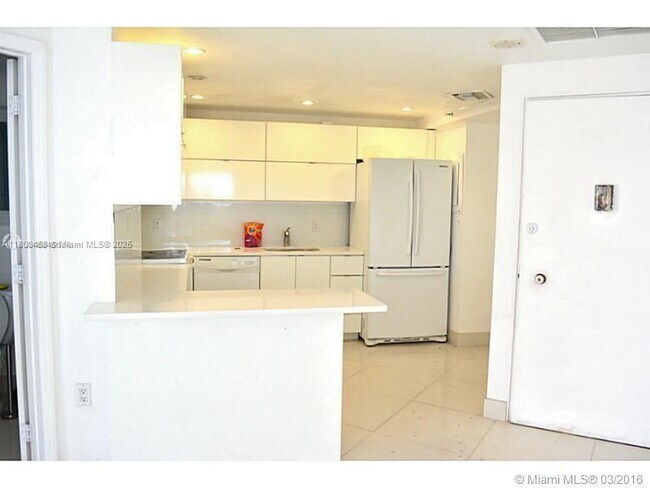 Building Photo - 905 Brickell Bay Dr