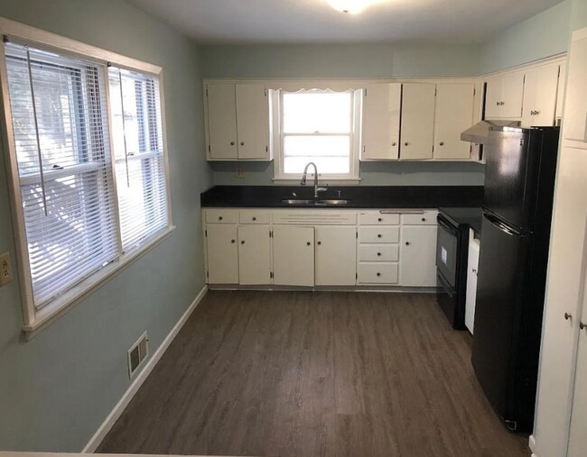 Building Photo - 1400-1402 Arlington Ave E