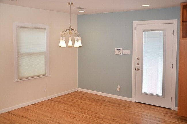 Building Photo - 1179 Oak Grove Ave