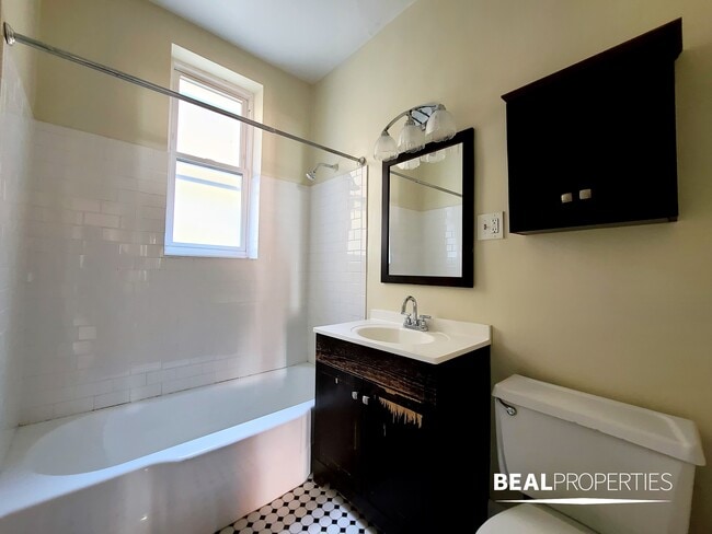 Building Photo - 4423 N Wolcott Ave
