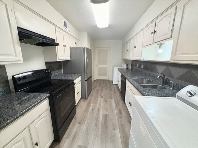 Building Photo - 12959 Trail Hollow Dr