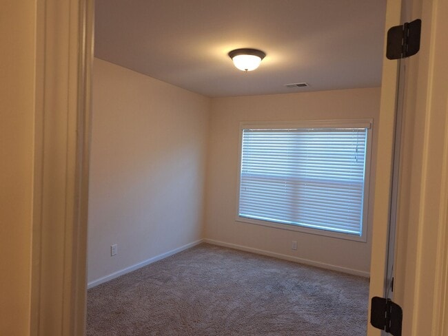 Building Photo - Wonderful Three Bedroom Home in Northeast ...