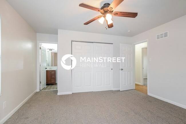 Building Photo - 3022 Brentmoor Dr
