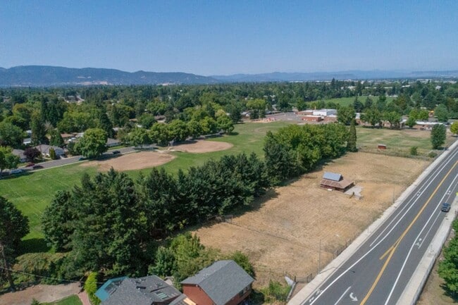 Building Photo - Garfield House: Fully Furnished House, Large private lot across from Golf Course $300 Utility Fee