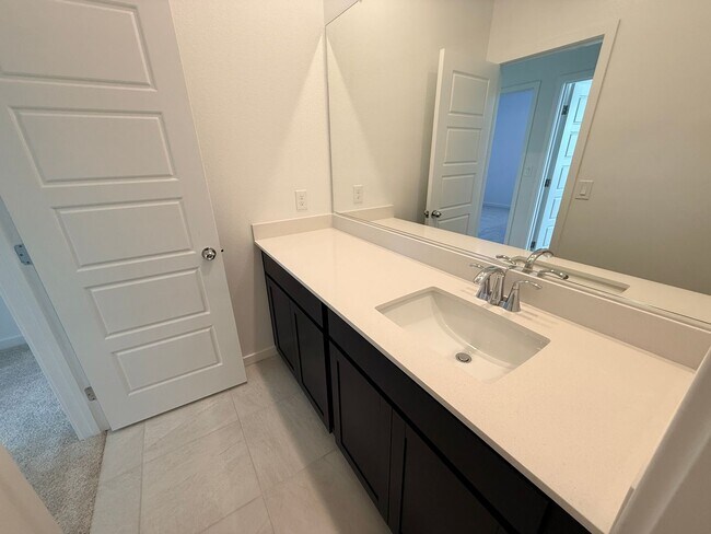 Building Photo - Brand new, never-lived-in Lennar corner end-unit townhome offering exceptional natural light thro...
