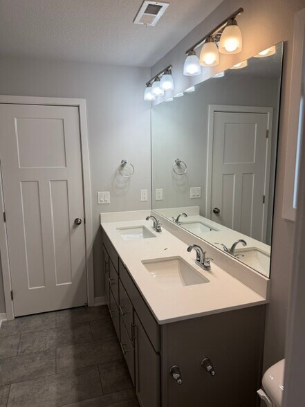 Building Photo - 1749 Ashwood Ave