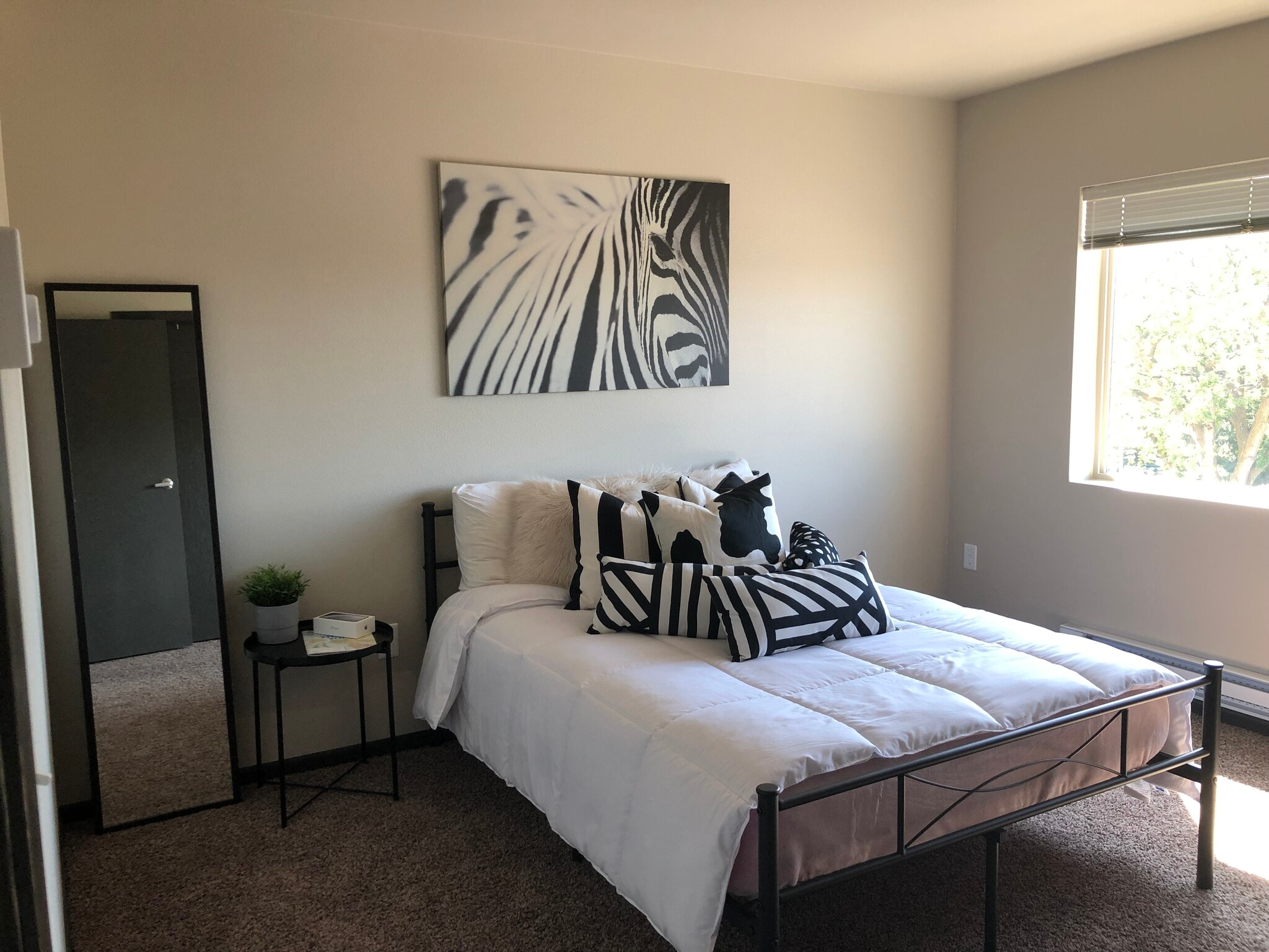 Building Photo - 913 Main Ave