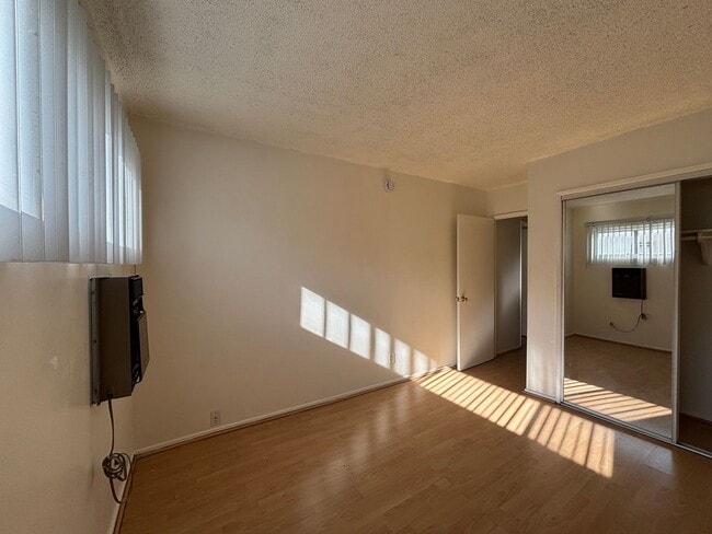 Building Photo - 231 W Tujunga Ave