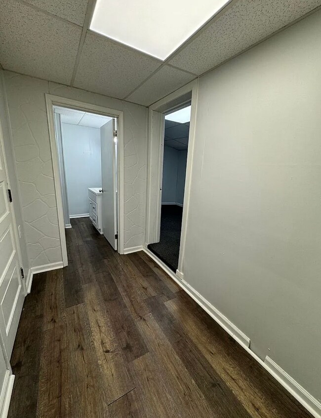 Building Photo - Completely Remodeled Spacious One-Bedroom Apartment First Floor