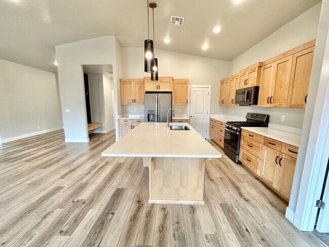 Building Photo - Beautiful Red Waters Home