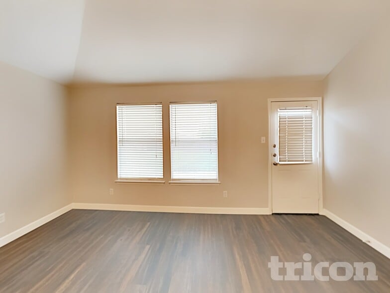 Building Photo - 240 Pine Crest Dr