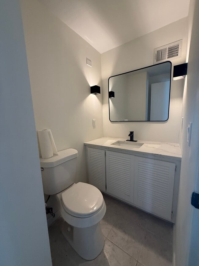 Building Photo - 4300 Fairfield Dr