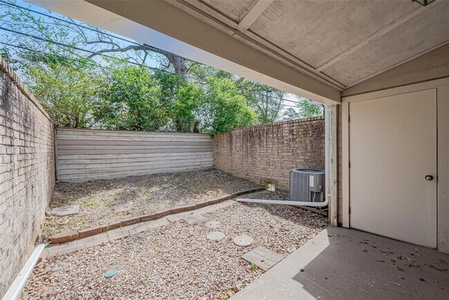 Building Photo - 2030 Plantation Dr