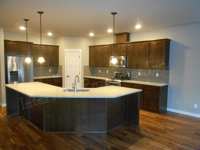 Building Photo - 3+ BED 2.5BA TIGARD HOME WITH DEN, SOAKER ...