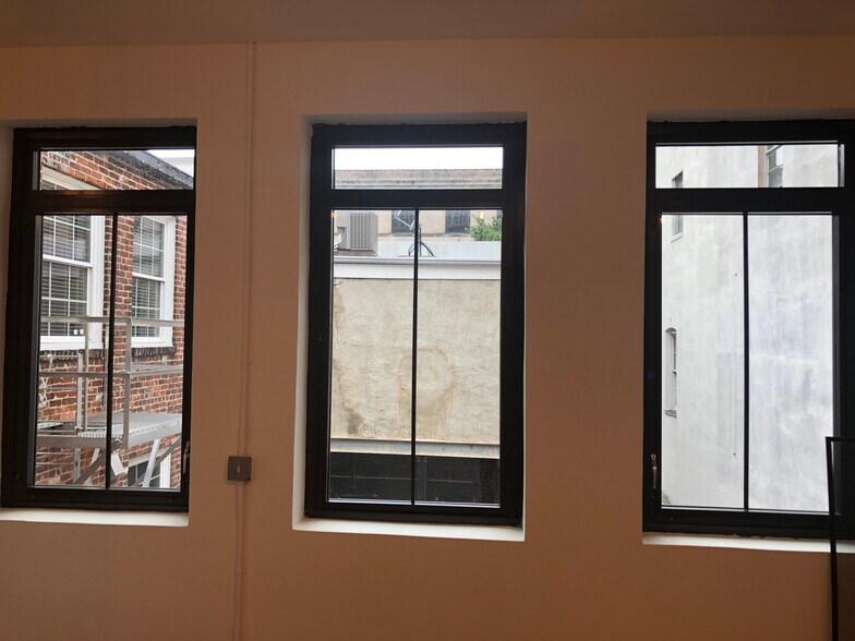 Building Photo - 302 E Grace St