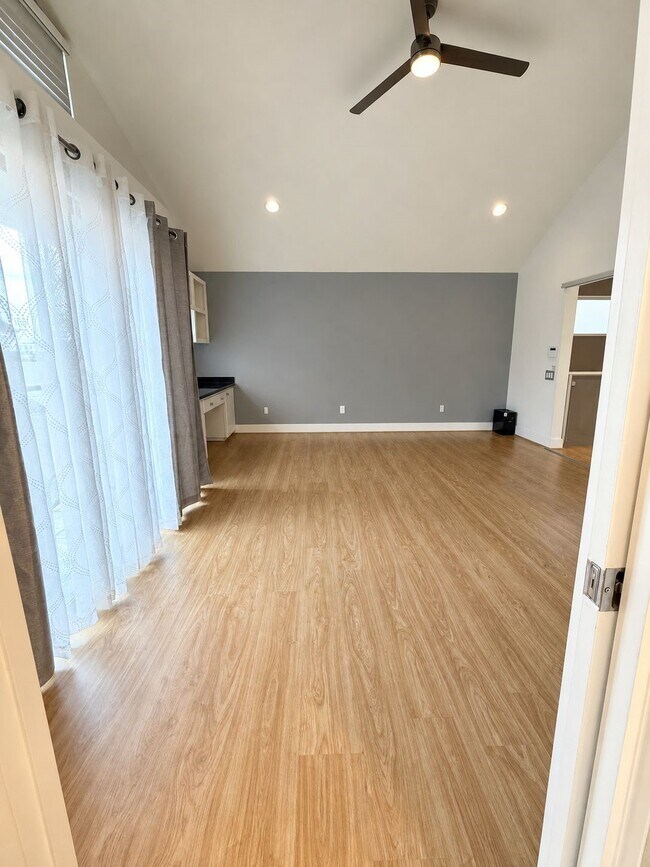 Building Photo - 6014 Fairdale Ln