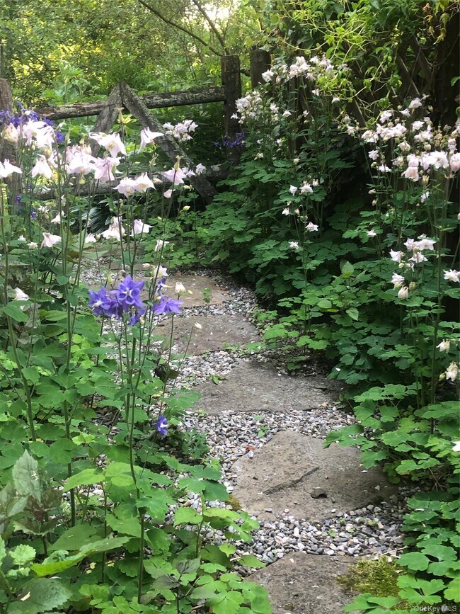 Building Photo - 8 Sunset Dr