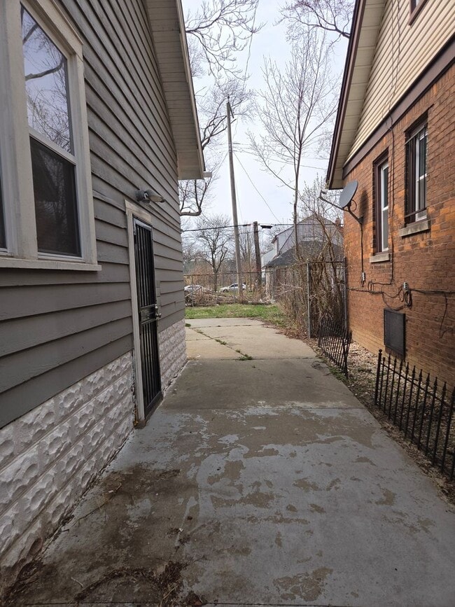 Building Photo - Three Bedroom Open Floorplan
