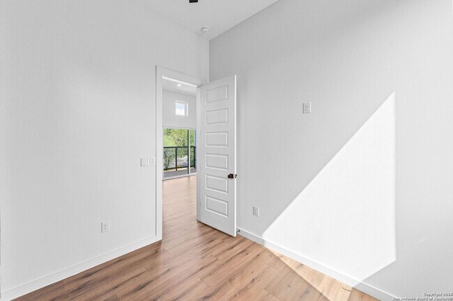 Building Photo - 108 Vine St